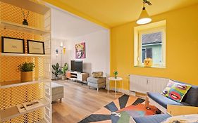 Farbenfrohe Altbauwohnung, TOP Ausstattung (Klima)